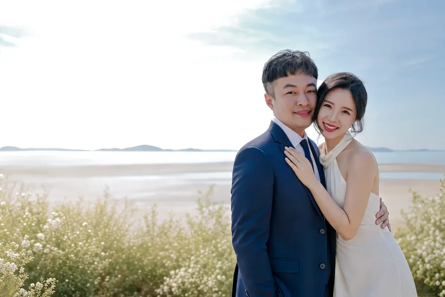 바닷가에서 예복을 입고 함께 웃는 주형과 서윤