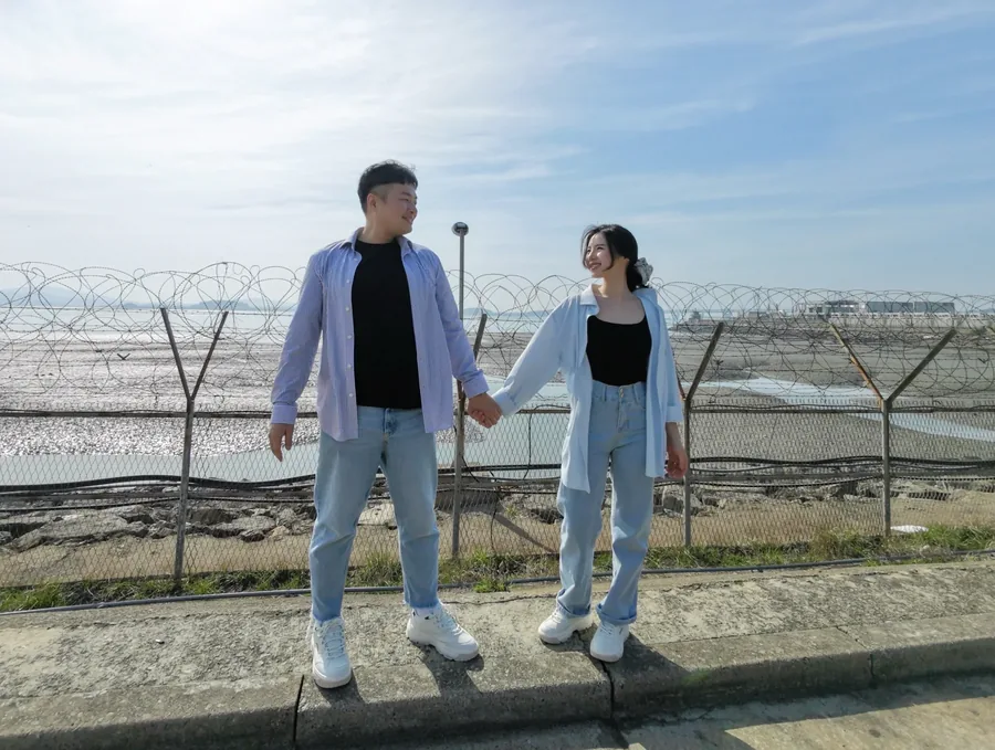 바닷가에서 손을 잡고 서로 바라보는 주형과 서윤