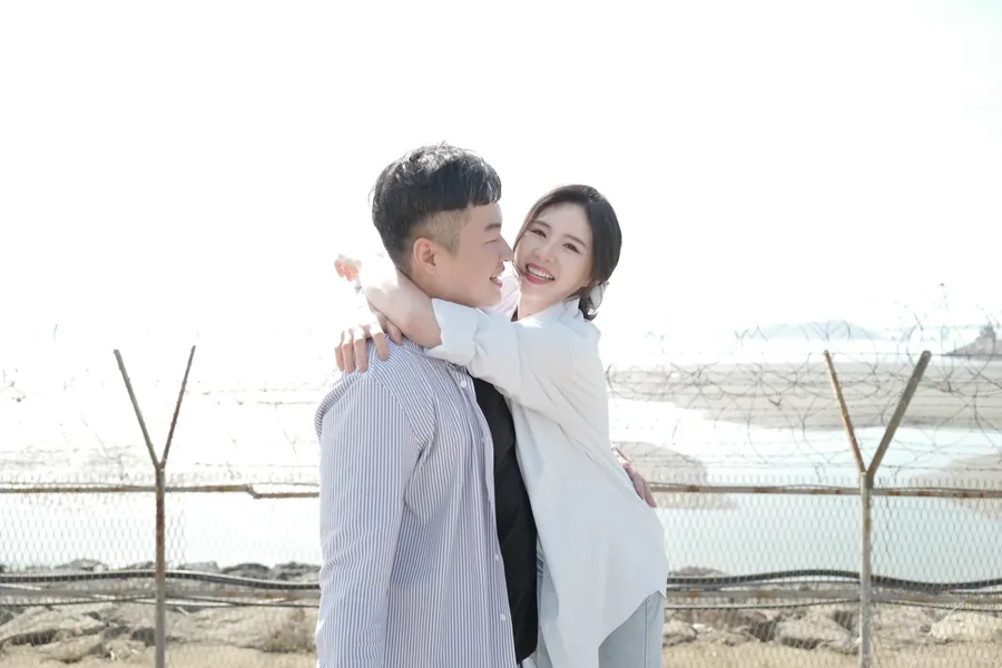 바닷가에서 서로 안고 활짝 웃는 주형과 서윤