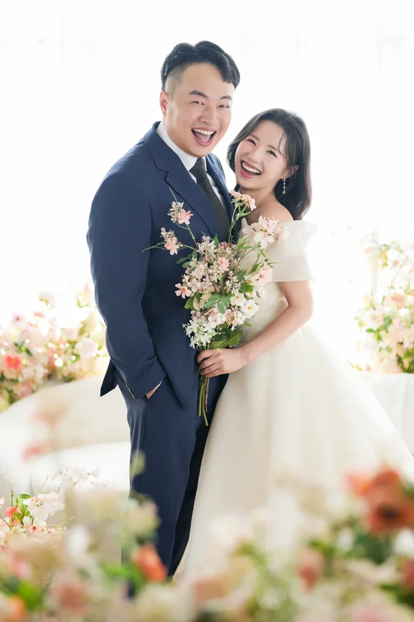꽃다발을 들고 환하게 웃는 주형과 서윤