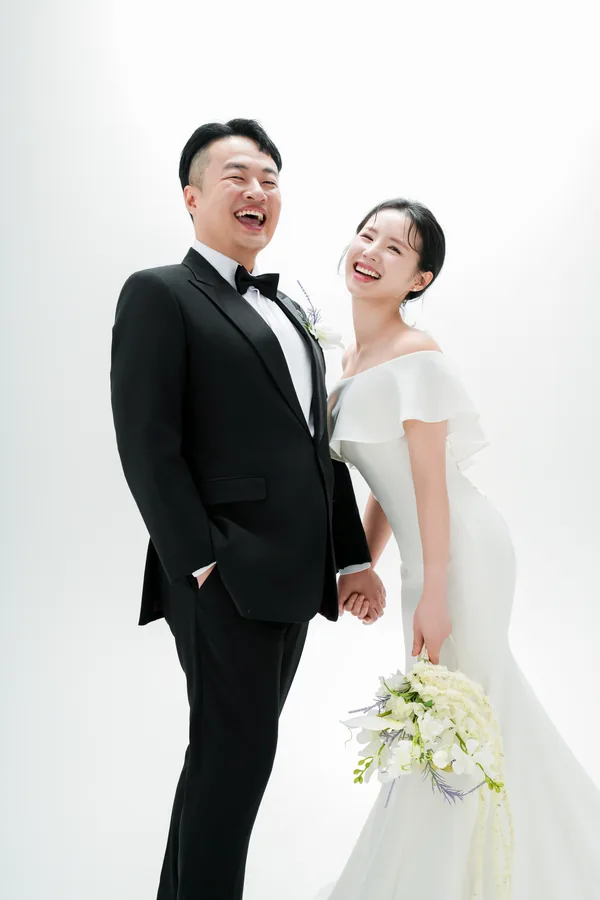턱시도와 드레스를 입고 함께 웃는 주형과 서윤