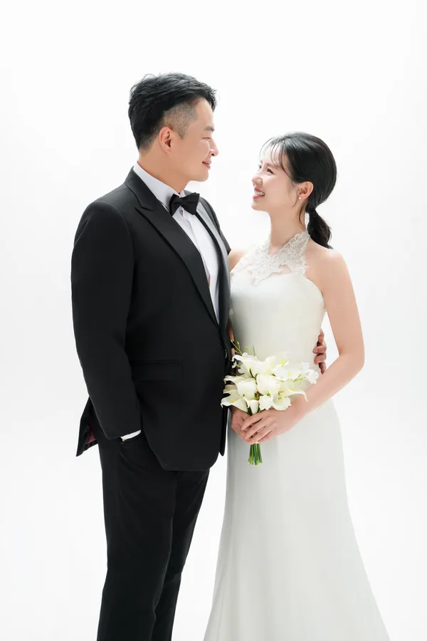 서로 마주 보고 선 주형과 서윤