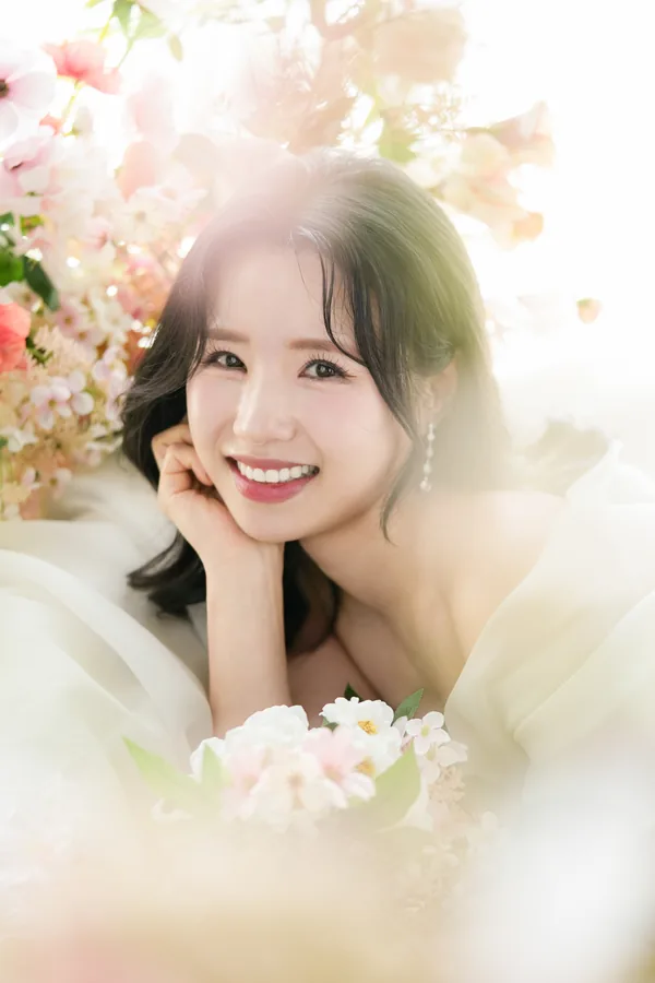 꽃 사이에서 미소 짓는 서윤