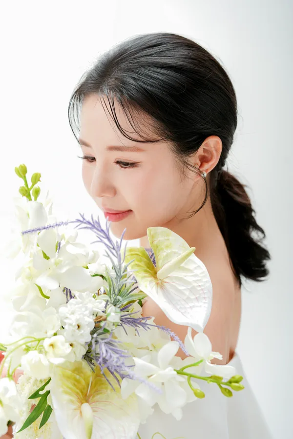 부케를 안고 있는 서윤