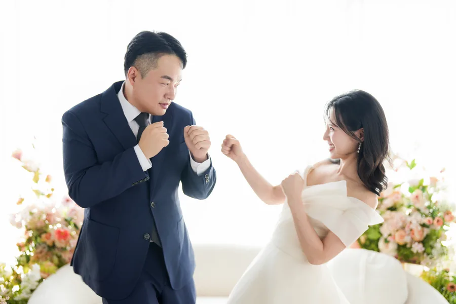 장난스럽게 주먹을 맞대는 주형과 서윤