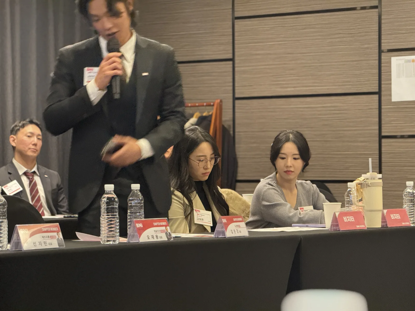 오전 6시 사업가 모임에 참석해 자리를 함께한 고서윤