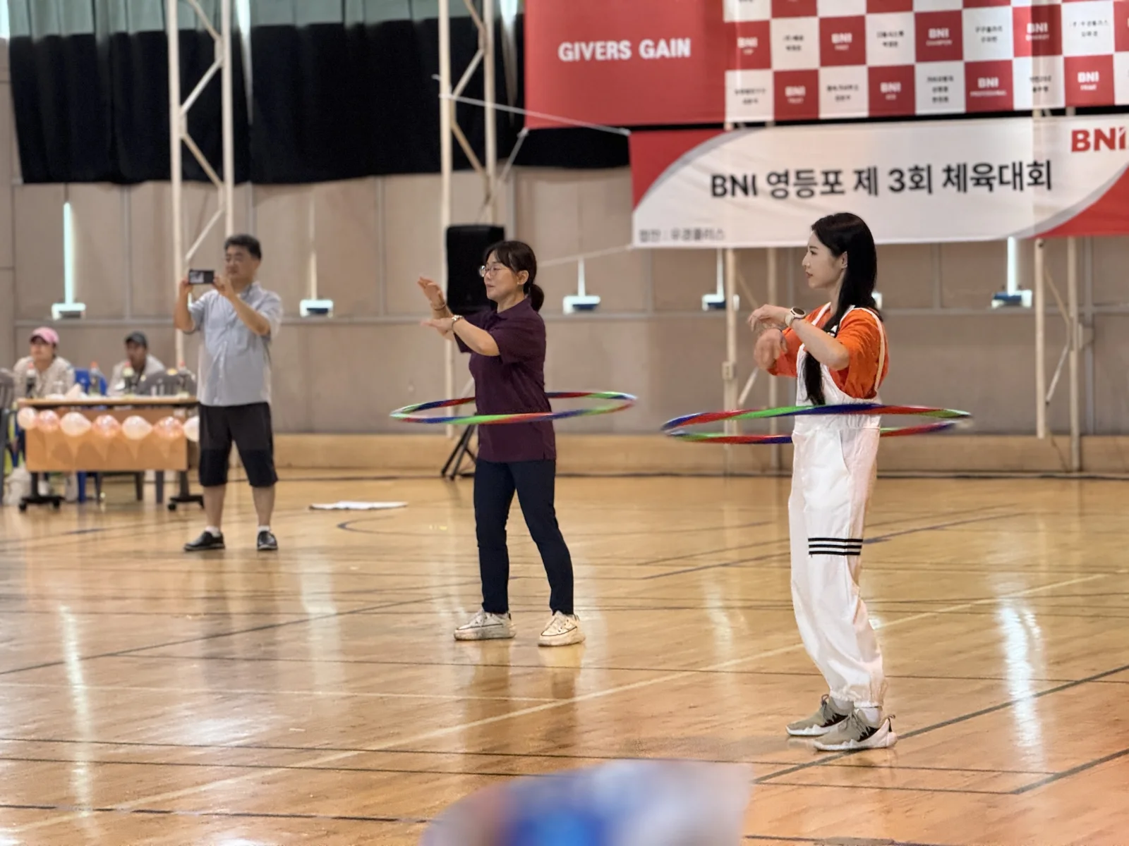 행사 촬영에서 직접 장면 안에 선 고서윤